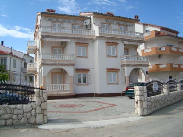 Apartmani Ruzarija 拉布 外观 照片