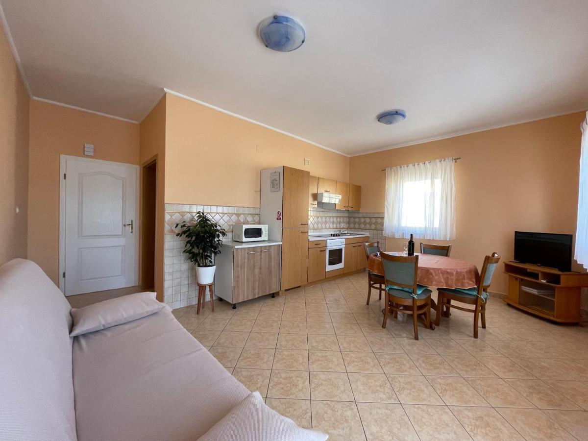 Apartmani Ruzarija 拉布 外观 照片